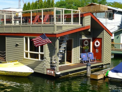 little-charmer-houseboat-1